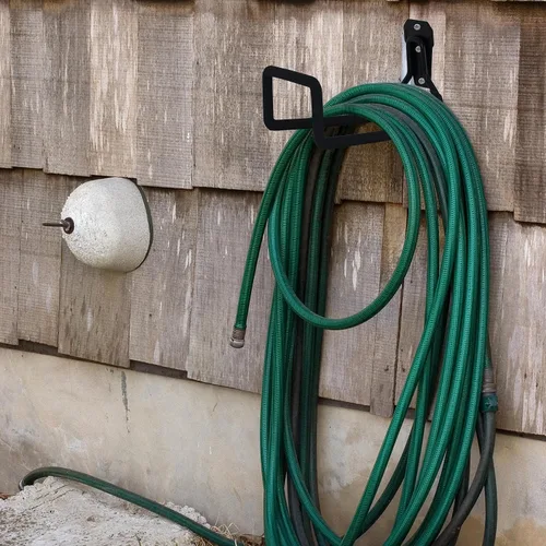 Miniatura 6 de Paquete de 2 soportes de pared para manguera de jardín, colgador de metal con revestimiento protector, gancho de agua para patio exterior, se adapta