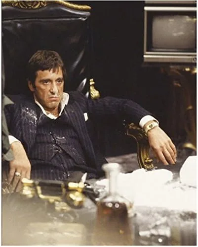 Al Pacino 8 pulgadas x 10 pulgadas fotografía Scarface (1983) Encorvado en silla de escritorio polvo blanco en todas partes kn