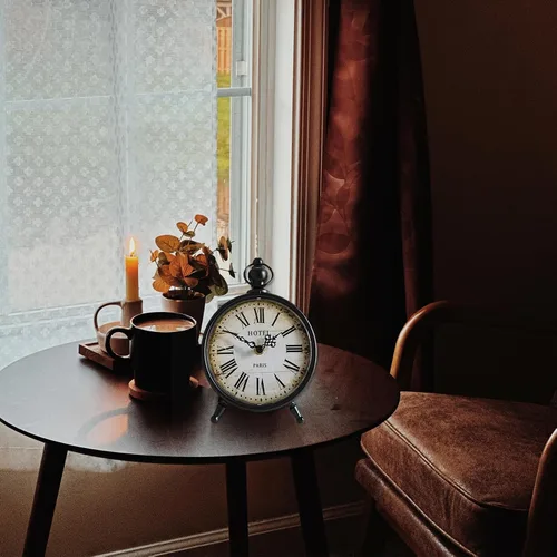 Miniatura 2 de HZDHCLH Reloj de mesa vintage, funciona con pilas, reloj de repisa retro para sala de estar, chimenea, reloj de escritorio de metal silencioso