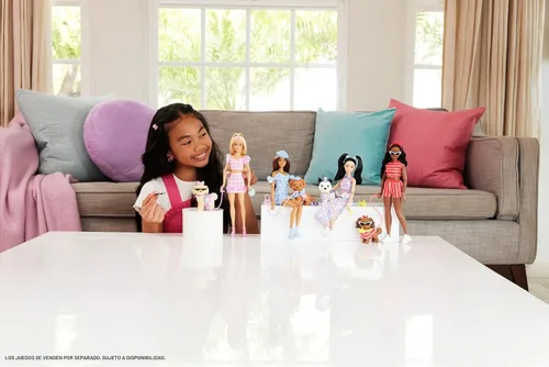Miniatura 2 de Muñeca Barbie Twinning Looks con perro mascota en ropa y accesorios a juego de lunares azules para ambos, con gorras y bolsos, pelo castaño