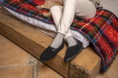 Miniatura 6 de Pantuflas anchas de espuma viscoelástica 80-D con cierre ajustable para hombre, cómodas y cálidas, de forro polar, artritis, edema, cierre
