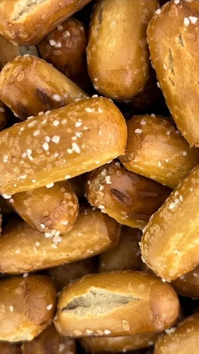 Miniatura 7 de UTZ Pretzels duros de masa madre rotos a la antigua, barril de 64 onzas, torsión clásica de nudo de pretzel grande y grueso, pretzel crujiente