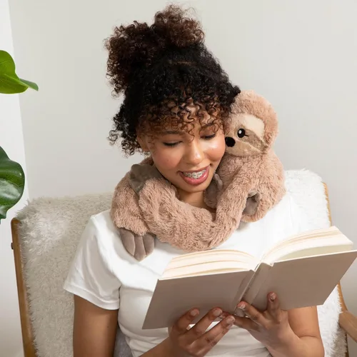 Miniatura 4 de HUGIMALS Hugarounds Sawyer The Sloth - Envoltura de felpa pesada para el cuello y los hombros de 2.5 libras para microondas y congelable, abrazos