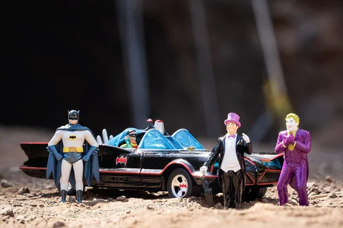 Miniatura 4 de Toy Cars DC Comics Serie de TV clásica 1:24 Batman Batmobile - Coche fundido a presión y figuras de Batman, Robin, Pingüino y el Joker de 2.75