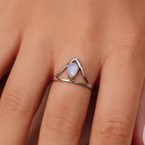 Miniatura 2 de Pura Vida Anillo de plata con piedra de cheurón Anillo hecho a mano con piedra lunar sintética, base de latón con chapado en rodio Anillos
