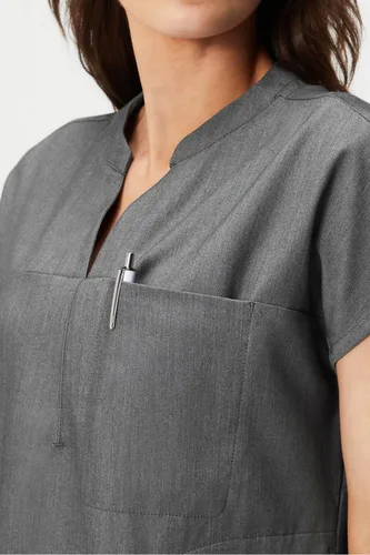 Miniatura 4 de Fabletics Camiseta médica Evolve de 3 bolsillos para mujer con un ajuste de gran tamaño, MotionTech, elástica en 4 direcciones, resistente a