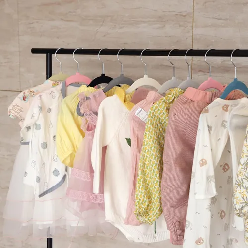 Miniatura 6 de Perchas para niños GoodtoU de terciopelo para bebé, antideslizantes, rosa, para niños pequeños y bebés, paquete de 20 perchas de ropa para bebé