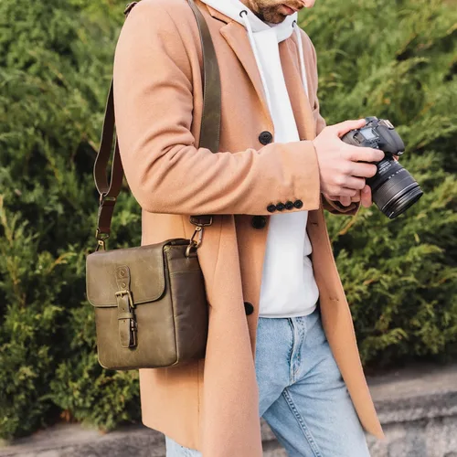 Miniatura 2 de Bolso bandolera para cámara de piel auténtica MegaGear, para cámaras mirrorless, dispositivo electrónico portátil Marrón