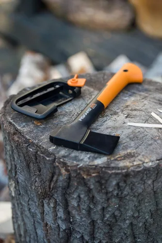 Miniatura 3 de Hacha de cortar Fiskars XS X7, incluye estuche de almacenamiento y transporte, longitud: 35.5 cm, revestimiento antiadherente, hoja de acero de alta