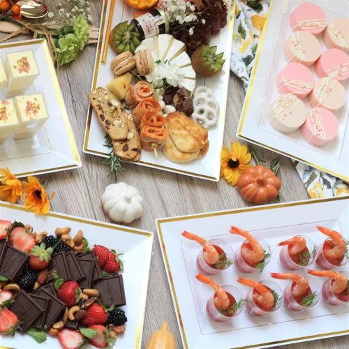 Miniatura 8 de Elegante juego de bandejas y platos de plástico (6 unidades) - Bandejas y platos desechables con borde blanco y dorado para alimentos - Bodas