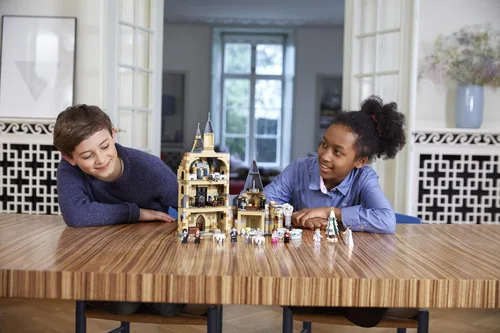 Miniatura 3 de LEGO Harry Potter Hogwarts 75948 Torre de reloj de construcción y juego con minifiguras de Harry Potter, regalo popular de Harry Potter y juego