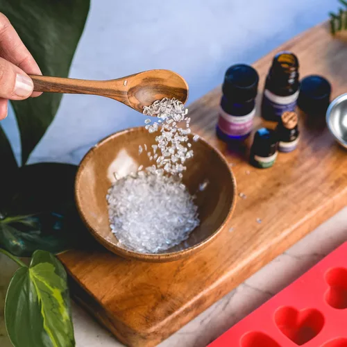 Miniatura 3 de Kit de bomba de baño Earthy Good DIY con ingredientes orgánicos 100% naturales Incluye: aceites esenciales, rosa seca, manzanilla y lavanda, moldes