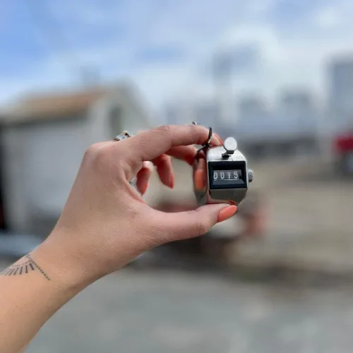 Miniatura 3 de BuyJumpRopes Contador de cuentos, contador de clicker H-102 de acero inoxidable de grado profesional, hecho en Japón, de 4 dígitos, contador