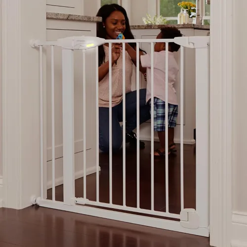 Toddleroo by North States - Puerta de bebé con cierre automático de Bright Choice: Puerta de bebé montada a presión para puertas con mango que Blanco
