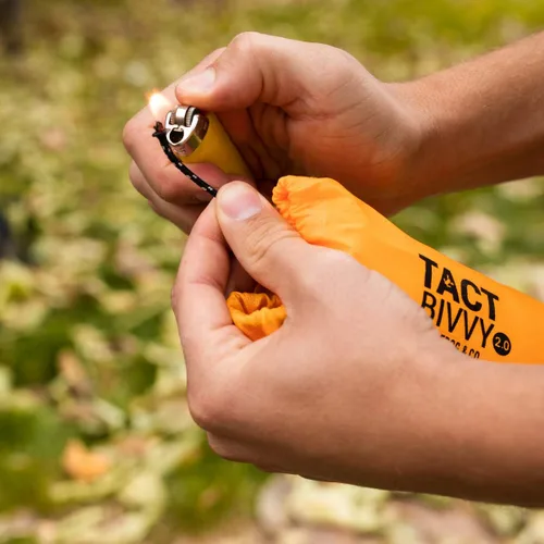 Miniatura 6 de Survival Frog Tact Bivvy 2.0 - Saco de dormir de emergencia con bolsa de transporte, mosquetón, silbato de supervivencia, ParaTinder, compacto