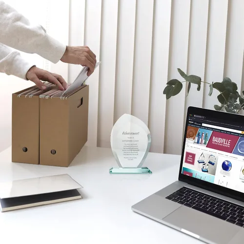 Miniatura 2 de Baudville Trofeo grabado personalizado – Cristal de jade premium – Premio para empleados – Viene en caja de regalo Wisp biselado prémium