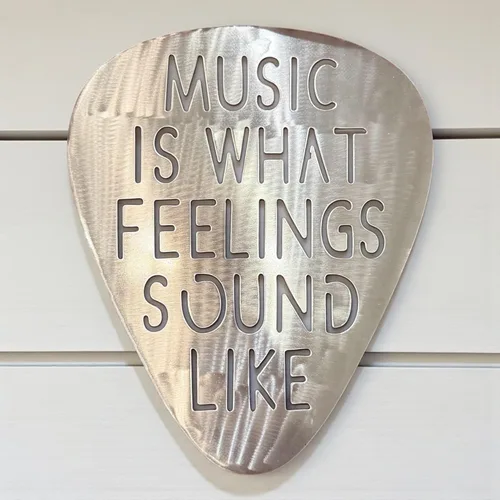 Miniatura 5 de Top Brass Arte de pared jumbo de metal con púa de guitarra de 16 pulgadas, cita "Music Is What Feelings Sound Like", decoración de pared de acero