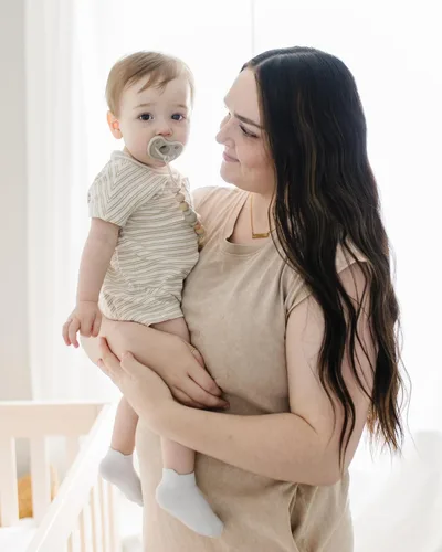 Miniatura 2 de Chupetes de silicona con forma de ortodoncia (juego de 2); 0 meses en adelante; 100% silicona de grado alimenticio, diseño de una pieza (nube/sol)