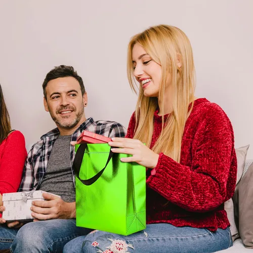 Miniatura 23 de BLEWINDZ Bolsas de Regalo Coloridas con Papel de Seda – 12 Bolsas de Regalo Reutilizables Tamaño Mediano - Ideales para Bolsa de Dulces, Cumpleaños