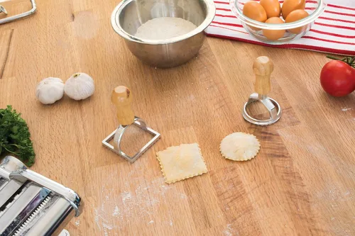 Miniatura 3 de Fante's Sellos para hacer ravioles con asas de madera, formas redondas y cuadradas acanaladas, para pasta casera, galletas, comidas diarias