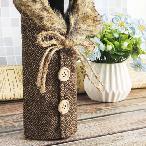 Miniatura 3 de Tanlee 6 fundas de suéter de Navidad a cuadros para botellas de vino con cuello de piel sintética y diseño de capa de botón para decoraciones