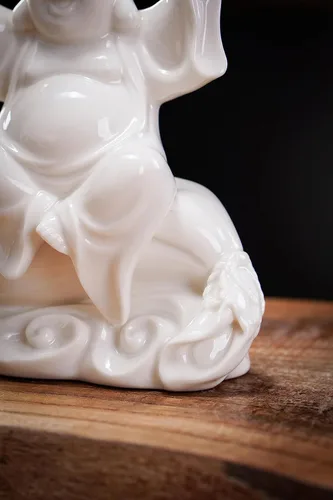 Miniatura 3 de QINLANG Pequeña estatua de Buda riendo blanca de cerámica para buena suerte, estatua de Buda feliz de la suerte sentado en bolsa de dinero