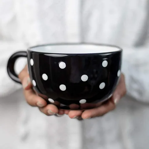 City to Cottage Taza de cerámica hecha a mano con diseño de lunares blancos y negros, extra grande de 17.5 onzas, capuchino de cerámica, café, té,