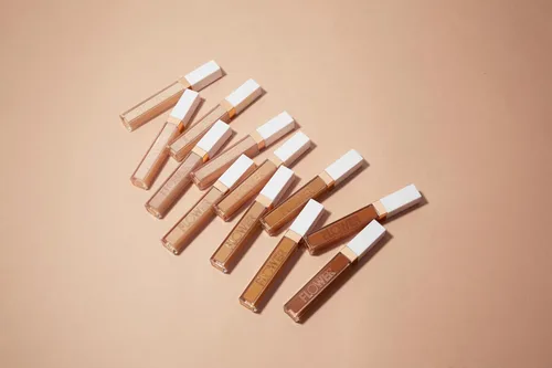Miniatura 6 de FLOWER BEAUTY By Drew Barrymore Light Illusion Corrector de cobertura completa, difusa ojeras oscuras debajo de los ojos + imperfecciones borrosas