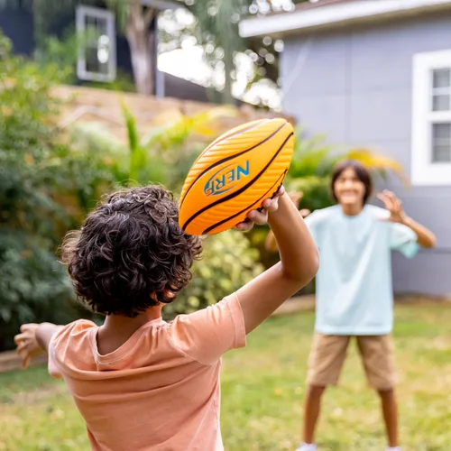 Miniatura 7 de Nerf - Pelota de fútbol infantil de espuma suave con agarre en espiral, pelota junior de fácil agarre, 8.5 pulgadas
