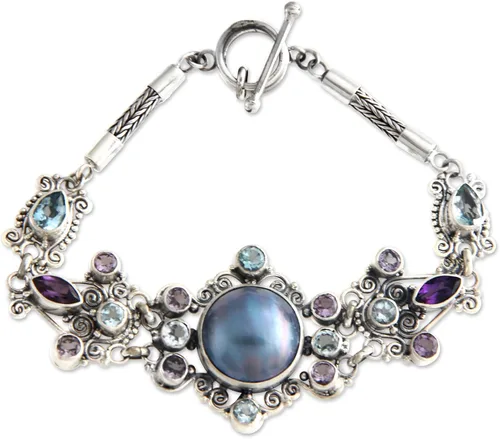NOVICA Pulsera artesanal hecha a mano con perlas cultivadas con flores de amatista, plata esterlina, topacio azul, mabe, morado, blanco, colgante de
