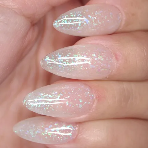 Polvo de inmersión de uñas transparente que brilla en la oscuridad mezclado con polvo de capa superior de escamas de ópalo camaleón que cambia de