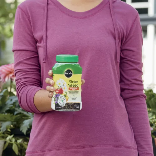 Miniatura 3 de Miracle-Gro Shake 'N Feed - Alimento vegetal multiusos, para plantas en el suelo y en macetas, nutrición por hasta 3 meses, 1 lb.