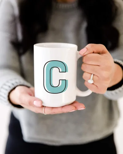 Miniatura 2 de The Cotton & Canvas Co. Candy Pop - Taza de café personalizada con monograma inicial con letra C, taza de café de cerámica de porcelana. Para ella
