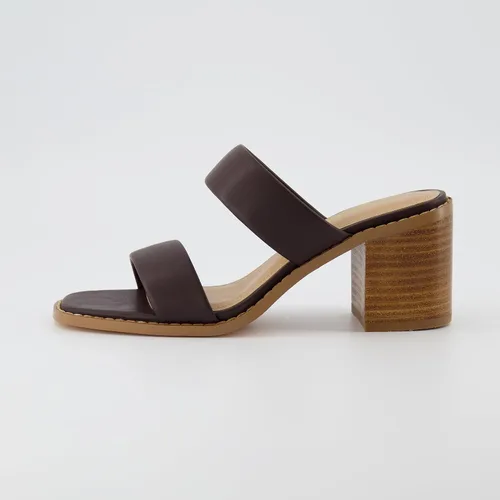 Miniatura 2 de CUSHIONAIRE Sandalia Clever de tacón de bloque de dos bandas para mujer + espuma viscoelástica, anchos disponibles