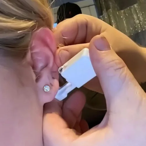 Miniatura 2 de Kit de piercings de oreja, kit de perforación de oreja sin dolor, kit de pistola de perforación de oreja fácil de usar con aretes de plata de 0.118