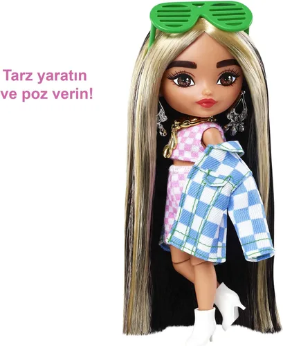 Miniatura 3 de Muñeca Barbie Extra Minis #2 (14 cm) con traje a cuadros de 2 piezas y chaqueta, con soporte para muñeca y accesorios que incluyen gafas de sol