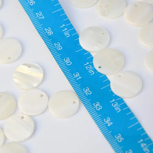 Miniatura 5 de Cuentas de concha, 100 cuentas planas redondas de madre de perla de 0.59 pulgadas para hacer joyas (blanco)