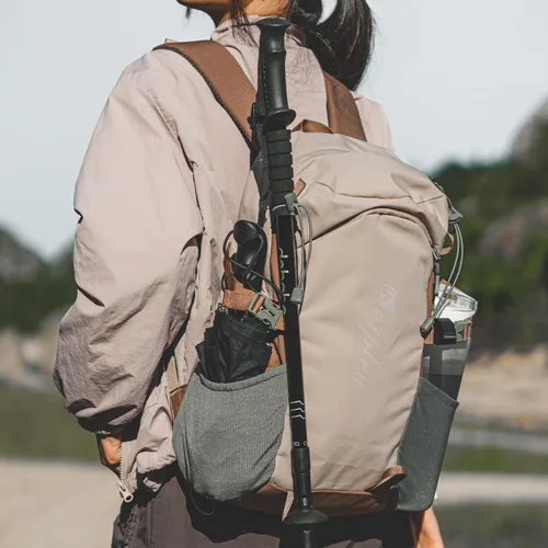 Miniatura 2 de Mochila pequeña de senderismo con correa para el pecho para hombres y mujeres, mochila de viaje ligera impermeable de 20 litros con correas Caqui