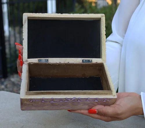 Miniatura 2 de DharmaObjects Caja de madera tallada a mano grande del árbol de la vida, almacenamiento de recuerdos, multiutilidad Morado