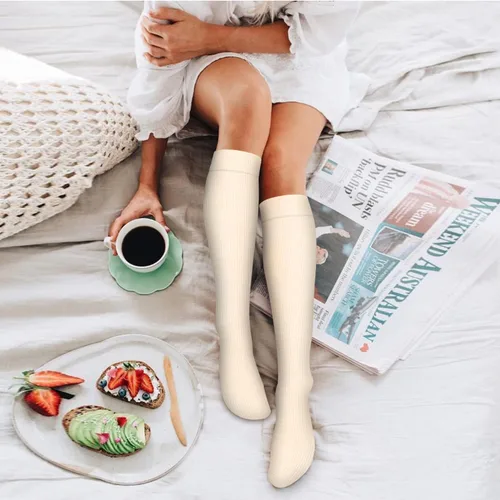 Miniatura 3 de Bluemaple Paquete de 4 calcetines de compresión para mujeres y hombres, el mejor apoyo para médicos, correr, enfermería, atletismo