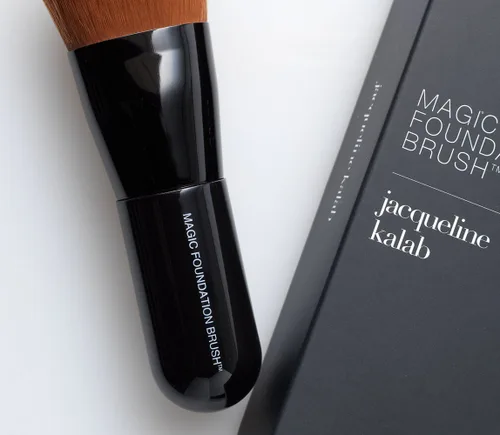 Miniatura 4 de Mágica brocha Jacqueline Kalab para aplicar base, el cepillo para maquillaje más adictivo, más útil, más asombroso, más indispensable del mercado