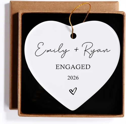 Miniatura 18 de Adorno personalizado para casados de primera Navidad 2026, regalos de compromiso para parejas, adorno de boda personalizado para recién casados