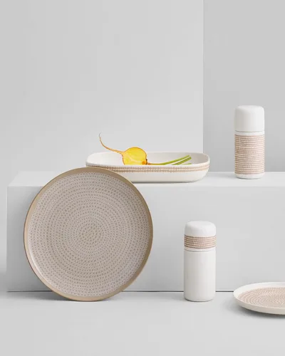 Miniatura 5 de MARIMEKKO Oiva Räsymatto - Bandeja para servir beige y blanco. Refina la decoración de tu cocina con nuestro icónico gres blanco. Elegante plato