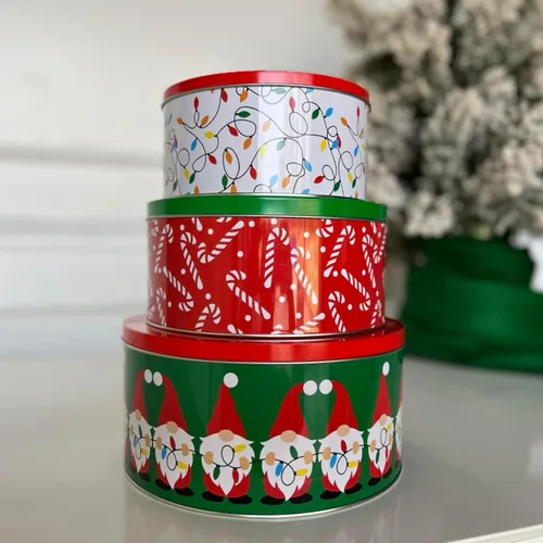 Miniatura 4 de Steel Mill & Co - Recipientes de lata con tapas, paquete de 3 latas de galletas de Navidad, latas festivas para regalos y golosinas navideñas, Gnome
