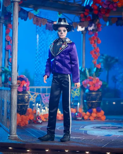 Miniatura 5 de Barbie Signature Ken Fashion Muñeca, 2023 Dia de Muertos coleccionable con chaqueta azul, sombrero negro y soporte para muñeca