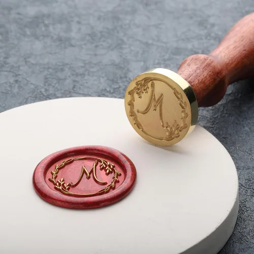 Miniatura 7 de Yoption Sello de cera con letra M escrita a mano, alfabeto inicial vintage con sello de cera de sellado de rama de olivo