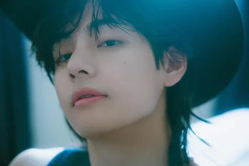 Miniatura 8 de BTS V Layover 1er álbum en solitario versión estándar.1 OutBox+CD+124p PhotoBook A+20p PhotoBook B+12p Lyric Book+2p Postcard+5p PhotoCard+100p