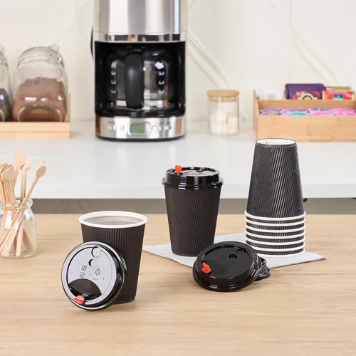 Miniatura 3 de Restaurantware Solo tapas: 50 tapas desechables negras de taza de café sin BPA con tapones de tapón de corazón rojo. Se adapta a tazas de 8 onzas