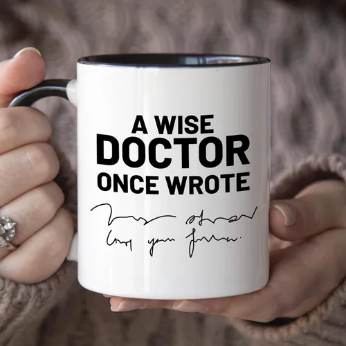 Miniatura 3 de YouNique Designs Taza divertida para médico, 11 onzas, regalos de ceremonia de bata blanca, regalos para hombres y mujeres, regalos de Agarradera