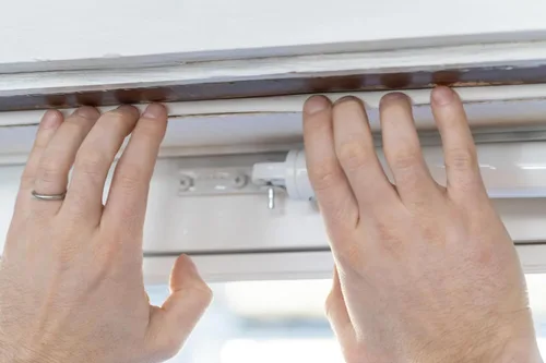Miniatura 7 de Duck Brand Max Strength Sello de Burletes de Silicona para Puertas y Ventanas, Autoadhesivo, Se Adapta a Espacios Medianos de 1/8-1/4 Pulgadas, .31